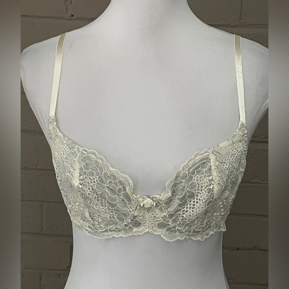 Victoria’s Secret underwire lace bra 36B